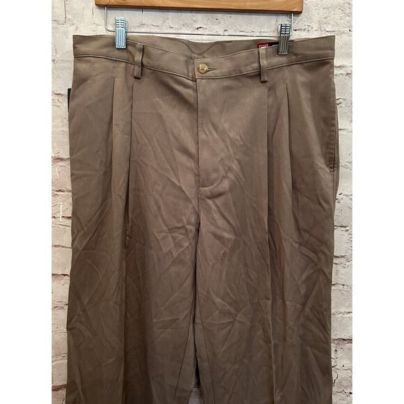 CHAPS Mens Pleated Travel Pant Traditional Fit Easy Care Tan Brown 36 x 30 NEW - Picture 2 of 7